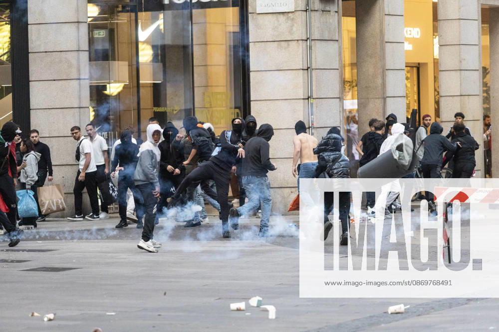 IPA89816712 - Milan, October 17, 2026: Italia in Piazza demonstration; violent clashes between police and the student movement