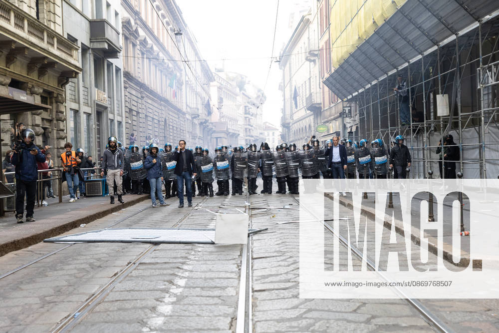 IPA89816859 - Milan, October 17, 2026: Italia in Piazza demonstration; violent clashes between police and the student movement