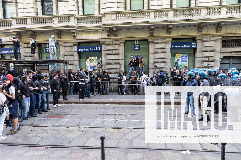 IPA89816881 - Milan, October 17, 2026: Italia in Piazza demonstration; violent clashes between police and the student movement
