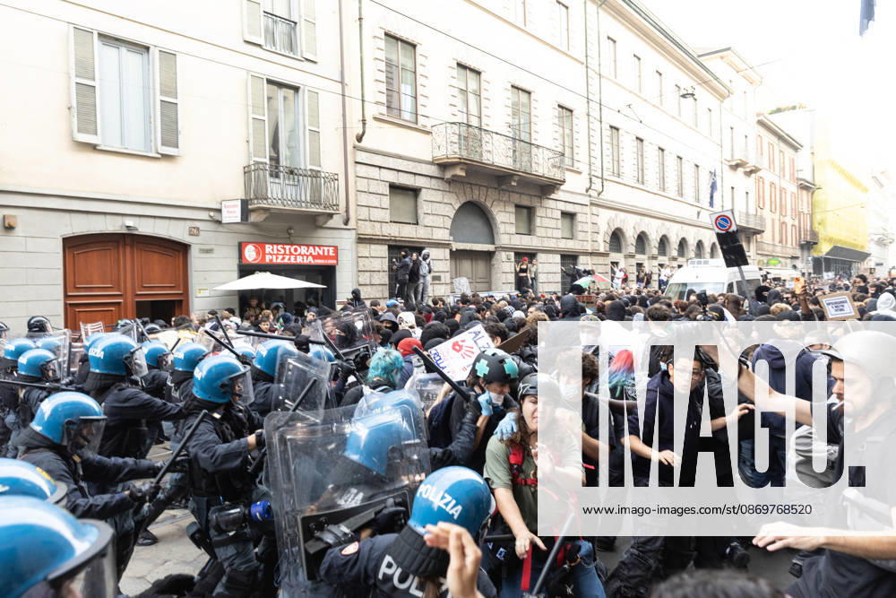 IPA89816937 - Milan, October 17, 2026: Italia in Piazza demonstration; violent clashes between police and the student movement