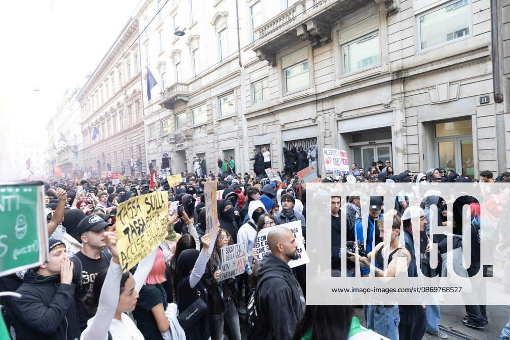 IPA89816959 - Milan, October 17, 2026: Italia in Piazza demonstration; violent clashes between police and the student movement