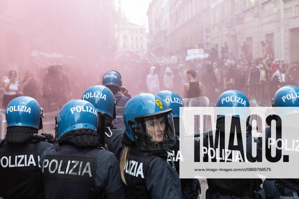 IPA89816518 - Milan, October 17, 2026: Italia in Piazza demonstration; violent clashes between police and the student movement
