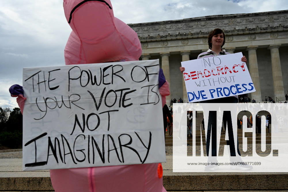 Demonstrators take part in a No Kings: Vote Early rally Demonstrators take part in a No Kings: Vote Early rally at the Lincoln Memorial in Washington DC, on October 17, 2026. The national day of action is taking place in cities across the country focusing on voter turnout, early voting and election protection, ahead of the midterm elections. Photo by Olivier Douliery ABACAPRESS.COM Washington DC United States