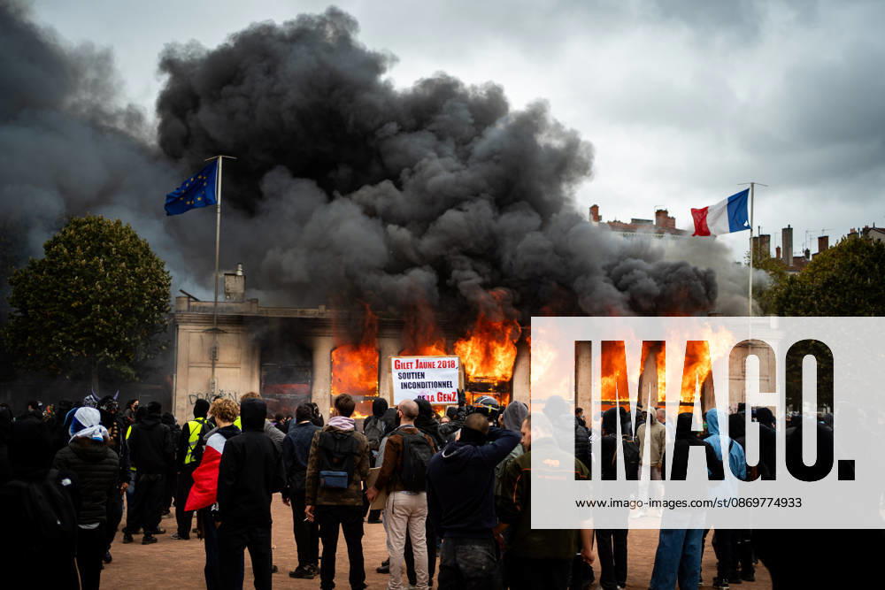 Protest against the high cost of living in Lyon on October 17, 2026 Nicolas Liponne MAXPPP Lyon 10 17 2026 The tourist office on fire during the protest against the high cost of living in Lyon, October 17, 2026 Numerous clashes took place throughout the day between protesters and law enforcement Several stores were looted, and some were set on fire in the city center The tourist office was set on fire during the protest against the high cost of living in Lyon on October 17, 2026 Numerous clashes took place throughout the day between protesters and law enforcement Several stores were looted and, in some cases, set on fire in the city center Lyon Auvergne-Rhône-Alpes France