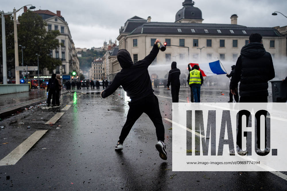 Protest against the high cost of living in Lyon on October 17, 2026 Nicolas Liponne MAXPPP Lyon 10 17 2026 Protesters clash with police during the protest against the high cost of living in Lyon, October 17, 2026 Numerous clashes took place throughout the day between protesters and law enforcement Several stores were looted, and some were set on fire in the city center. Lyon, Auvergne-Rhône-Alpes, France