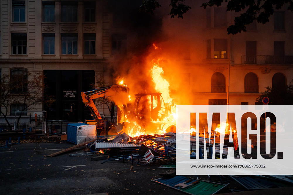 Protest against the high cost of living in Lyon on October 17, 2026 Nicolas Liponne MAXPPP Lyon 10 17 2026 A construction vehicle set on fire during the protest against the high cost of living in Lyon, October 17, 2026 Numerous clashes took place throughout the day between protesters and law enforcement Several stores were looted, and some were set on fire in the city center A construction vehicle was set on fire during a protest against the high cost of living in Lyon on October 17, 2026 Numerous clashes took place throughout the day between protesters and law enforcement Several stores were looted and, in some cases, set on fire in the city center Lyon Auvergne-Rhône-Alpes France