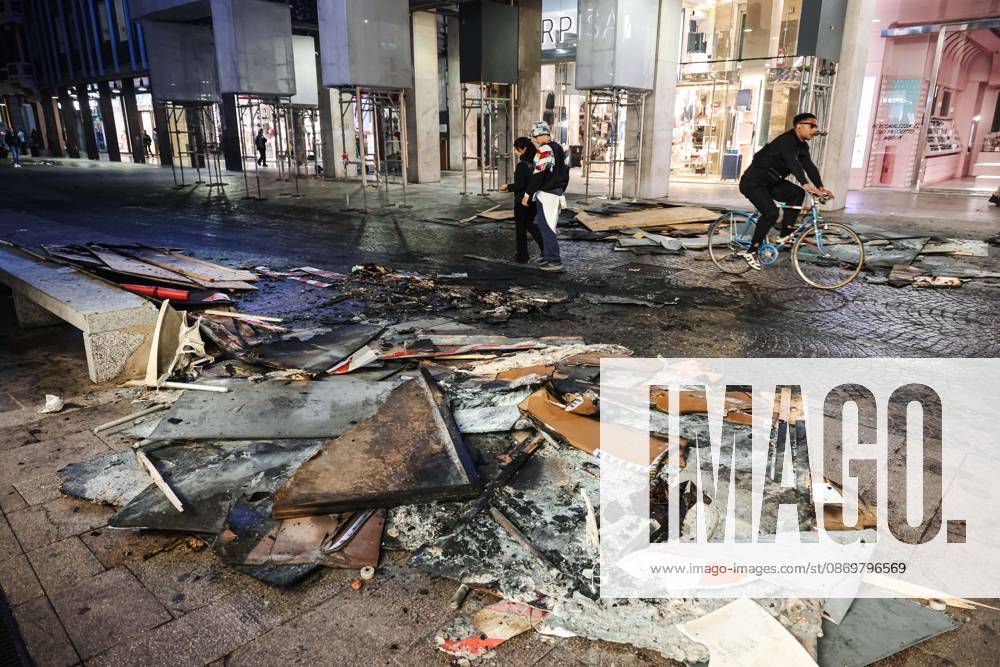 IPA89830544 - Milan: Damage caused by clashes between protesters and police during the Italia in Piazza demonstration against the high cost of living in the city center. Pictured: Damage on Corso Vittorio Emanuele II