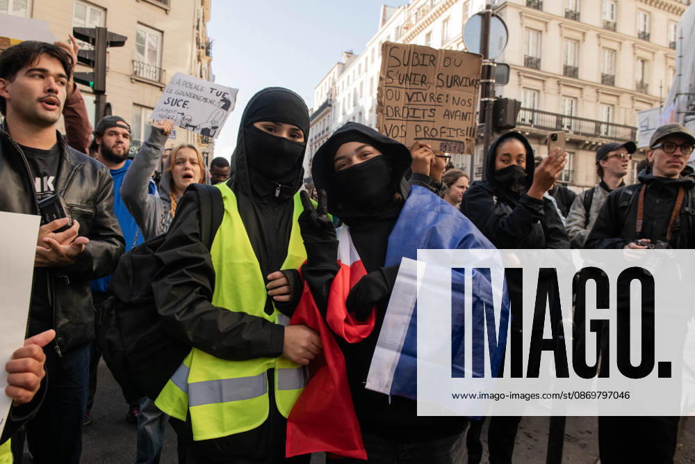 Paris, protest of students and worker against the increasing cost of living. Situation escalated from the morning till late night, with clashes, barricades, cars burned and shops looted. Police responded with tear gas and hidrants. In the picture: students wearing a france flag and a gilet jaune Paris France - ZUMAb283 20261017_zaf_b283_001