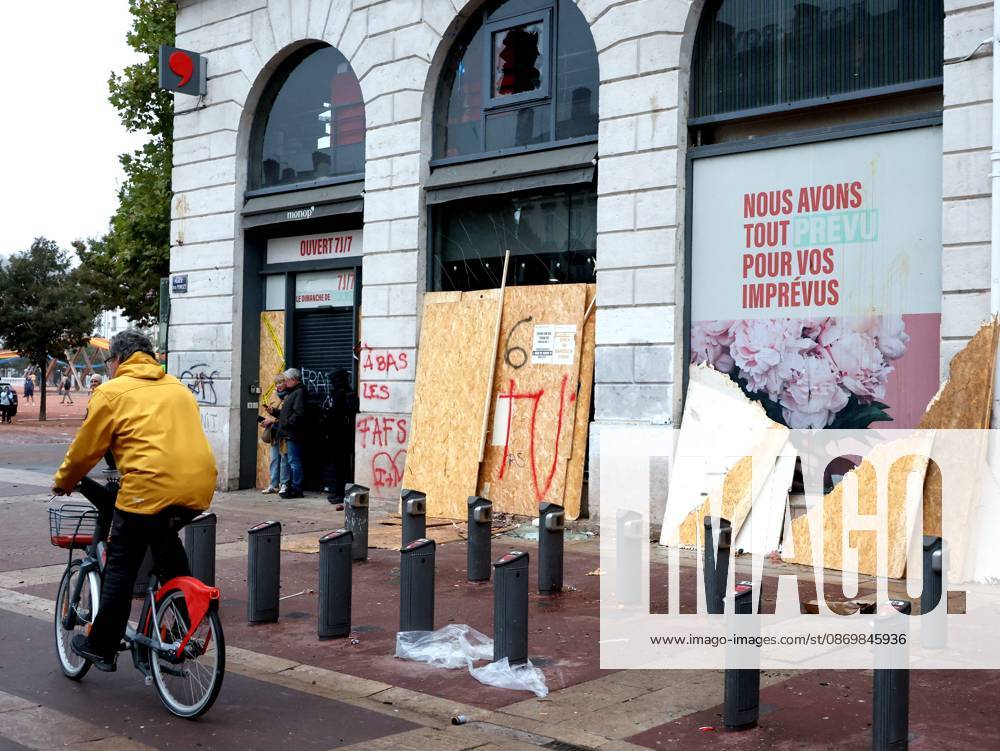 Riots and Looting: The Day After the Protest PHOTOPQR LE PROGRES Richard MOUILLAUD Lyon, October 18, 2026 Riots and Looting: The Day After the Protest Riots and Looting: The Day After the Protest Extensive damage, broken bicycles, set-on-fire trash cans. Lyon, October 18, 2026: 20,000 people demonstrated in the streets of Lyon. Violence overshadowed the protesters’ demands, resulting in a level of chaos rarely seen in the city. The tourist office was set on fire, and numerous stores were looted. Lyon, October 18, 2026: 20,000 people demonstrated in the streets of Lyon. Violence overshadowed the protesters’ demands, resulting in a level of chaos rarely seen in the city. The tourist office was set on fire, and a great many shops were looted.