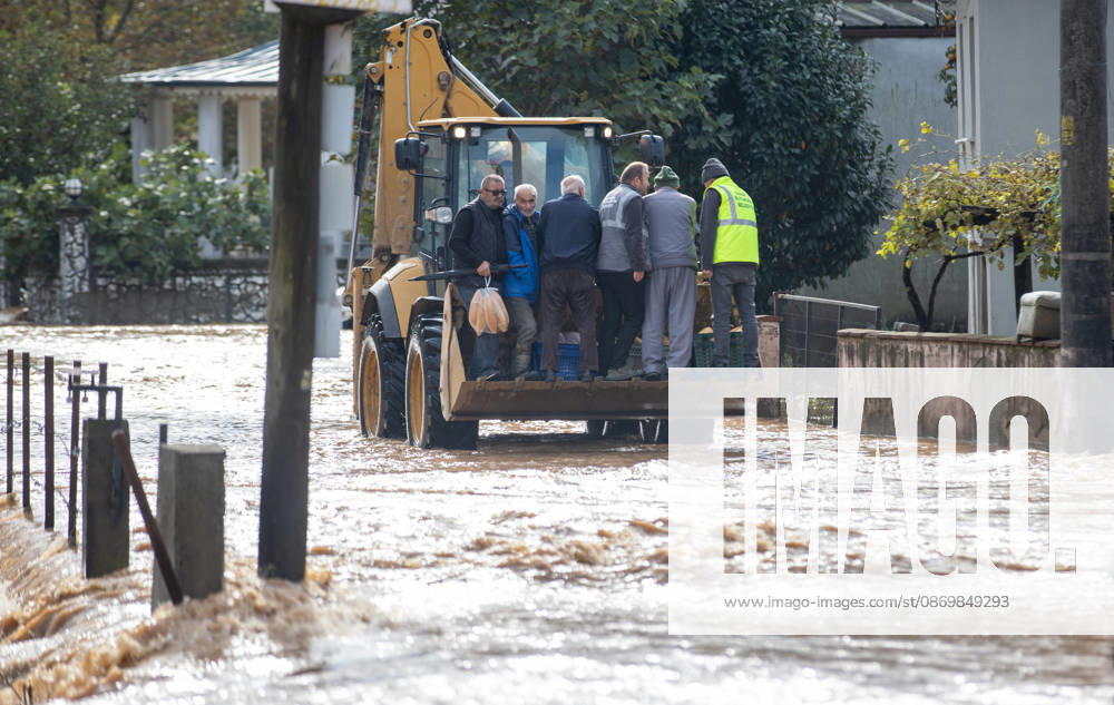 Heavy rainfall causes flooding in Sakarya, Turkiye SAKARYA, TURKIYE - OCTOBER 18: Residents are transported through floodwaters in the bucket of a backhoe loader following heavy rainfall in the Daricayiri neighborhood of Karasu district in Sakarya, Turkiye, on October 18, 2026. Overnight downpours cause a stream to overflow, inundating streets and residential areas. Ibrahim Yozoglu Anadolu Sakarya Turkey. Editorial use only. Please get in touch for any other usage.