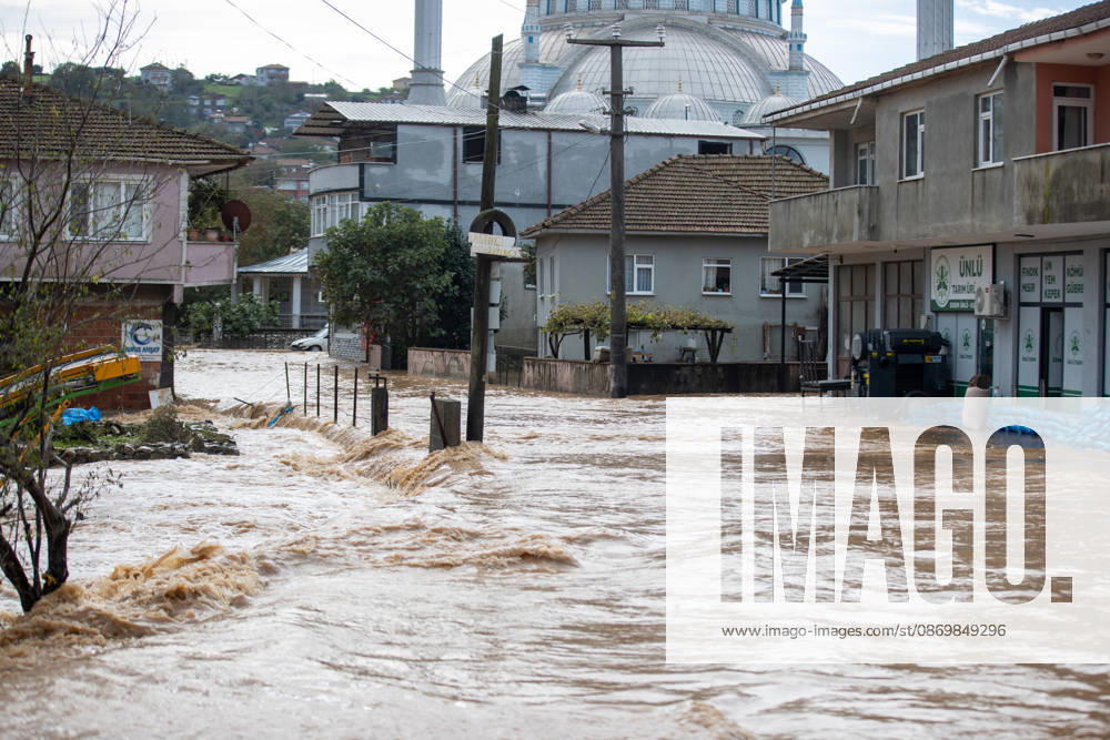 Heavy rainfall causes flooding in Sakarya, Turkiye SAKARYA, TURKIYE - OCTOBER 18: Floodwaters inundate the Daricayiri neighborhood in the Karasu district of Sakarya, northwestern Turkiye, on October 18, 2026. Heavy rainfall throughout the night causes a stream to overflow, flooding streets and residential areas Ibrahim Yozoglu Anadolu Sakarya Turkey. Editorial use only. Please get in touch for any other usage.