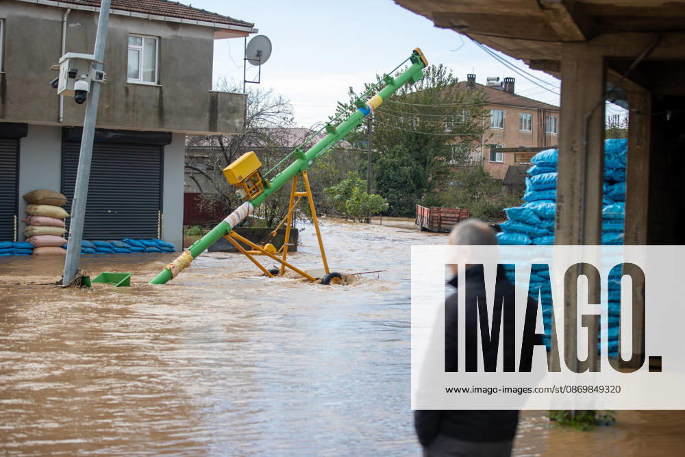 Heavy rainfall causes flooding in Sakarya, Turkiye SAKARYA, TURKIYE - OCTOBER 18: Floodwaters inundate the Daricayiri neighborhood in the Karasu district of Sakarya, northwestern Turkiye, on October 18, 2026. Heavy rainfall throughout the night causes a stream to overflow, flooding streets and residential areas Ibrahim Yozoglu Anadolu Sakarya Turkey. Editorial use only. Please get in touch for any other usage.