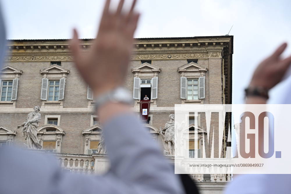 Italy, Rome,Vatican 2026-10-18 : Pope Leo XI during giÃ Italy, Rome, Vatican City, October 18, 2026: Pope Leo XIV addresses the crowd from the window of the apostolic palace overlooking St. Peter s square during the Angelus prayer, a day after his return to The Vatican following a surgery to remove a cancerous tumour in his right lung, . Photo: Copyright Alessia Giuliani CPPn4 una il - NO BOOKS