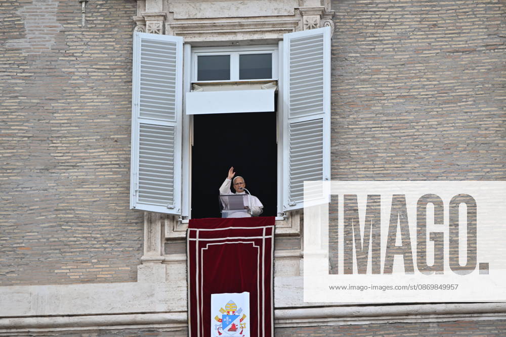Italy, Rome,Vatican 2026-10-18 : Pope Leo XI during già Italy, Rome, Vatican City, October 18, 2026: Pope Leo XIV addresses the crowd from the window of the apostolic palace overlooking St. Peter s square during the Angelus prayer, a day after his return to The Vatican following a surgery to remove a cancerous tumour in his right lung, . Photo: Copyright Alessia Giuliani CPPn4 una il - NO BOOKS