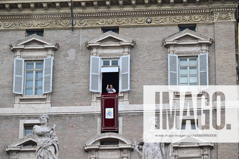 Italy, Rome,Vatican 2026-10-18 : Pope Leo XI during giÃ Italy, Rome, Vatican City, October 18, 2026: Pope Leo XIV addresses the crowd from the window of the apostolic palace overlooking St. Peter s square during the Angelus prayer, a day after his return to The Vatican following a surgery to remove a cancerous tumour in his right lung, . Photo: Copyright Alessia Giuliani CPPn4 una il - NO BOOKS