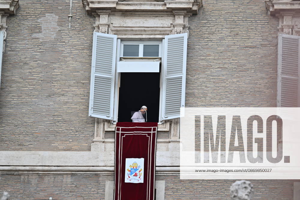 Italy, Rome,Vatican 2026-10-18 : Pope Leo XI during già Italy, Rome, Vatican City, October 18, 2026: Pope Leo XIV addresses the crowd from the window of the apostolic palace overlooking St. Peter s square during the Angelus prayer, a day after his return to The Vatican following a surgery to remove a cancerous tumour in his right lung, . Photo: Copyright Alessia Giuliani CPPn4 una il - NO BOOKS