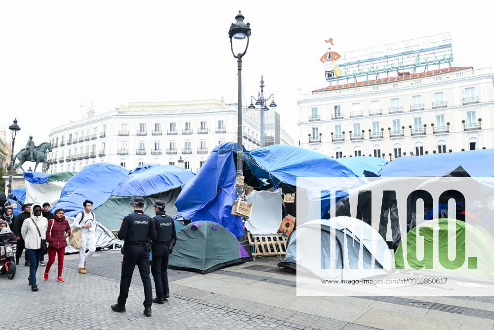 Sol Station Reopens After Confirming That the Necessary Health and Safety Conditions Have Been Restored Housing Protest Camp at Puerta del Sol, October 18, 2026, in Madrid, Spain. Metro de Madrid reopened Sol Station at 10:00 p.m. yesterday, Saturday, October 17. The station had been closed since 12:15 p.m. on Friday, October 16, due to high levels of ammonia detected as a result of the accumulation of urine, feces, and other organic waste in the ventilation shafts as a result of the housing protest camp at Puerta del Sol, October 18, 2026, Madrid, Spain