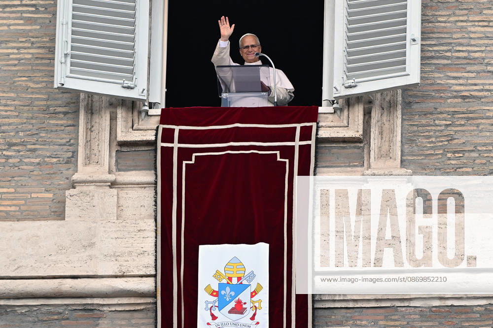 ITALY - POPE - VATICAN-2026 10 18 Italy, Rome, Vatican, October 18, 2026 Pope Leo XIV waves from the window of the apostolic palace overlooking St. Peter s square during the Angelus prayer a day after his return to The Vatican following a surgery to remove a cancerous tumour in his right lung Photo by ALESSIA GIULIANI Catholic Press Photo - NO BOOKS