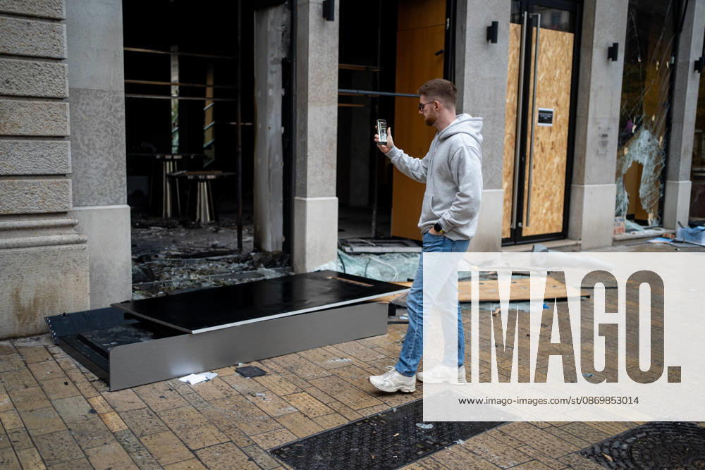Vandalism following the protest against the high cost of living in Lyon on October 18, 2026 Nicolas Liponne MAXPPP Lyon 10 18 2026 A person takes a photo of the damage to the Hugo Boss store, which was looted, vandalized, and set on fire, the day after the riots that broke out during the protest against the high cost of living on October 17 in Lyon, October 18, 2026 A person takes a photo of the damage to the Hugo Boss store—which was looted, vandalized, and set on fire—the day after the riots that broke out during the October 17 protest against the high cost of living in Lyon, on October 18, 2026 Lyon Auvergne-Rhône-Alpes France