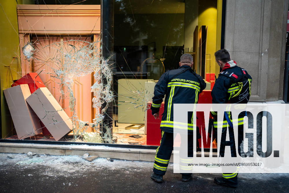 Vandalism following the protest against the high cost of living in Lyon on October 18, 2026 Nicolas Liponne MAXPPP Lyon 10 18 2026 Firefighters in front of a shattered storefront of a vandalized shop, the day after the riots that broke out during the October 17 protest against the high cost of living in Lyon, October 18, 2026 Firefighters stand in front of a shattered storefront at a vandalized shop, the day after the riots that broke out during the October 17 protest against the high cost of living, in Lyon, on October 18, 2026 Lyon Auvergne-Rhône-Alpes France