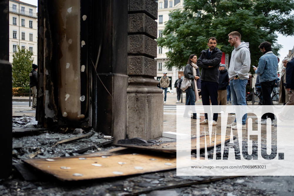 Vandalism following the protest against the high cost of living in Lyon on October 18, 2026 Nicolas Liponne MAXPPP Lyon 10 18 2026 Lyon Mayor Grégory Doucet surveys the damage caused by the fire at the Hugo Boss store, the day after riots broke out during the October 17 protest against the high cost of living in Lyon, on October 18, 2026. Lyon Mayor Grégory Doucet surveys the damage caused by the fire at the Hugo Boss store on October 18, 2026, the day after riots broke out during the October 17 protest against the high cost of living in Lyon, Lyon, Auvergne-Rhône-Alpes, France