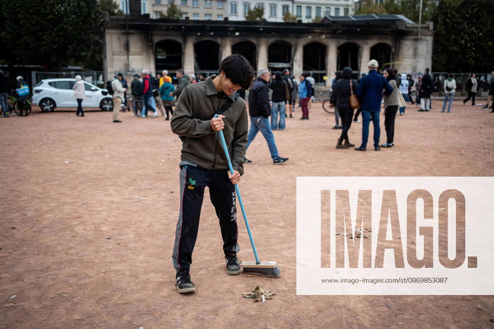 Vandalism following the protest against the high cost of living in Lyon on October 18, 2026 Nicolas Liponne MAXPPP Lyon 10 18 2026 A person cleans up Place Bellecour, the day after the riots that broke out during the October 17 protest against the high cost of living in Lyon, on October 18, 2026 A person cleans up Place Bellecour the day after the riots that broke out during the October 17 protest against the high cost of living in Lyon, on October 18, 2026 Lyon Auvergne-Rhône-Alpes France