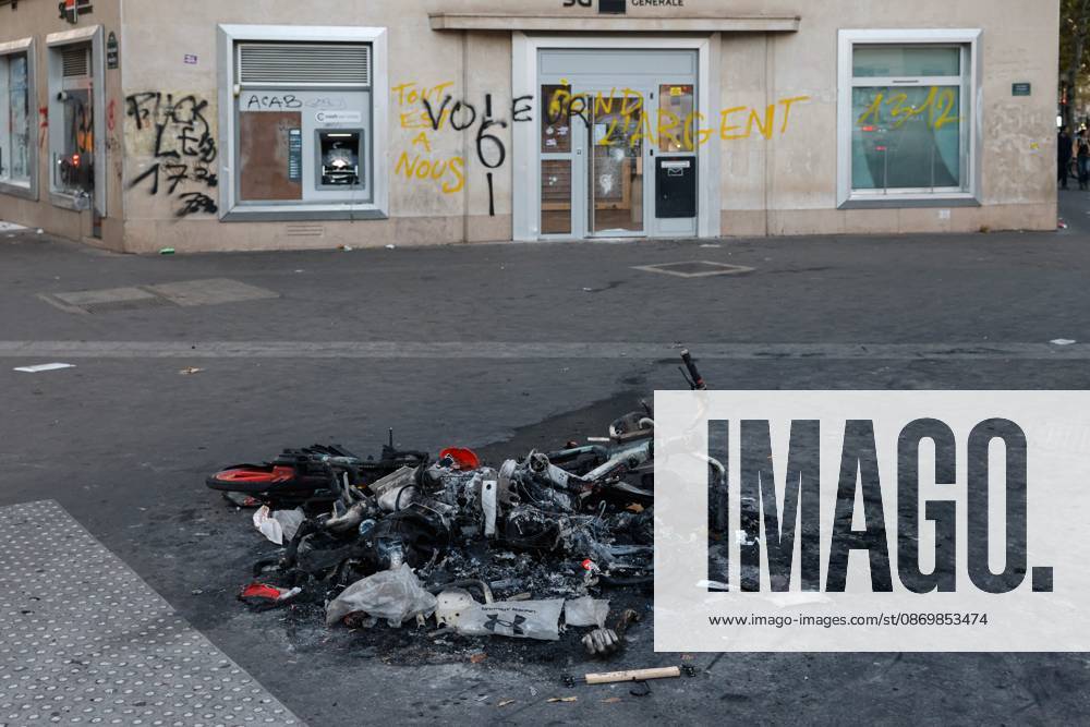 PARIS DAMAGE FROM THE OCTOBER 17, 2026 RIOTS PHOTOPQR LE PARISIEN Olivier Corsan Paris, October 18, 2026 Paris, France, October 18, 2026 This morning, Parisians and tourists discovered the damage and looting of stores that took place the previous day in the capital during the riots on the fringes of the October 17, 2026, demonstration organized by the Yellow Vests against the high cost of living and high school students demanding more resources for education, as seen here on Boulevard Magenta. Photo: LP Olivier Corsan. The day of mobilization on October 17 against the high cost of living was marked by scenes of urban guerrilla warfare and looting in many cities. The Prime Minister reported 1,200 arrests and 150 police officers and gendarme