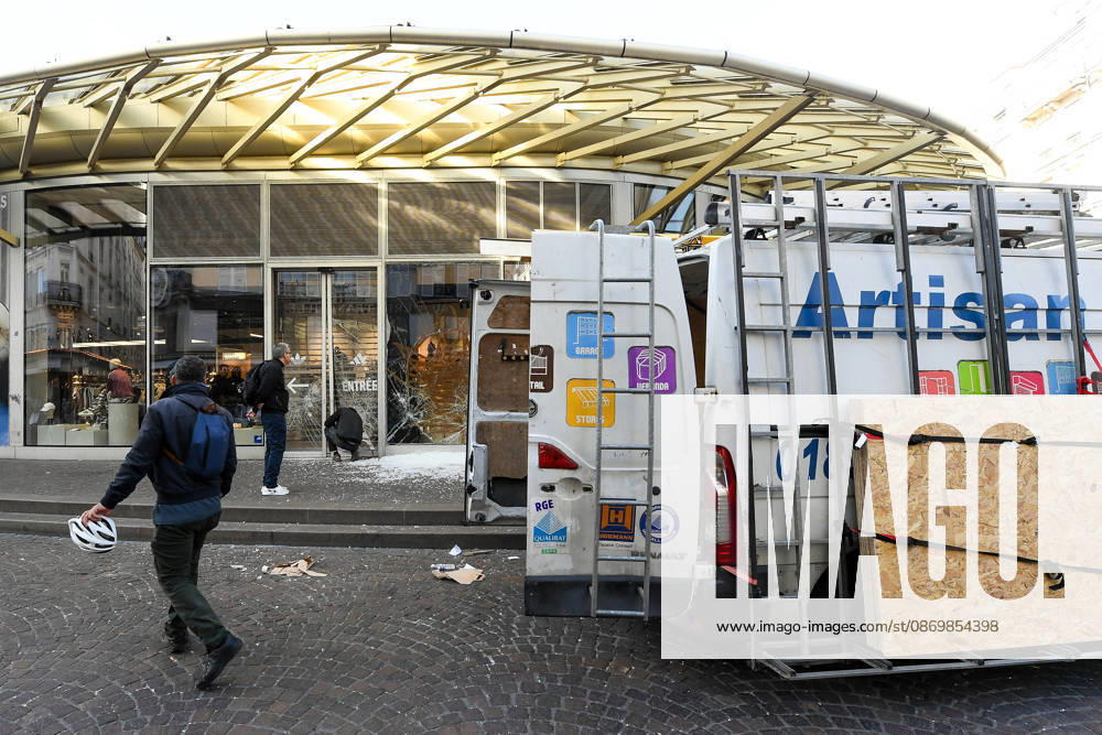 Images of the damage in the aftermath of the October 17, 2026, protests in Paris’s Les Halles district The day after violent clashes between protesters and French police during the demonstration against the high cost of living in Paris, France, on October 18, 2026 Lionel Urman Bestimage Paris France