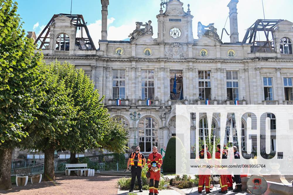 THE DAY AFTER THE OCTOBER 17 PROTESTS PHOTOPQR POPULAIRE DU CENTRE Stéphane Lefèvre October 18, 2026 FIRE AT LIMOGES CITY HALL RIOT PROTEST IN LIMOGES ON OCTOBER 18, 2026 PHOTO BY STEPHANE LEFEVRE The day of mobilization on October 17 against the high cost of living was marked by scenes of urban guerrilla warfare and looting in many cities across France
