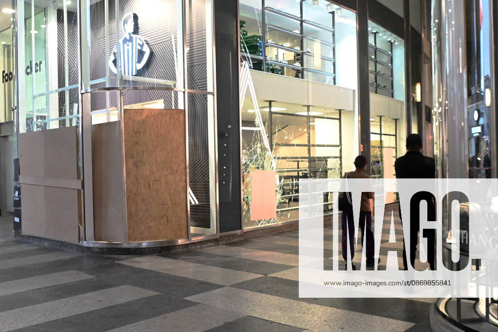 IPA89854762 - Milan, October 18, 2026 Damage caused during the protest by activists on Saturday evening at Foot Luker on Corso Vittorio Emanuele