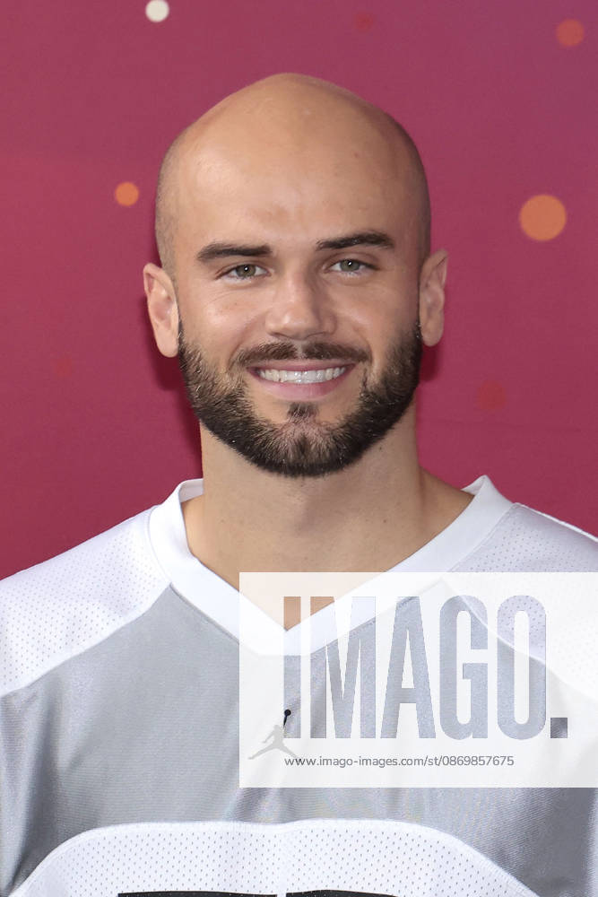 Julian Weber at the photo call for the 15th-anniversary episode of the ARD show *Klein gegen Gross: Das unglaubliche Duell* on October 18, 2026, in Berlin. Julian Weber attends the photo call for the 15th-anniversary episode of the ARD show *Klein gegen Gross: Das unglaubliche Duell* on October 18, 2026, in Berlin, Germany. 15th-anniversary photo call for t