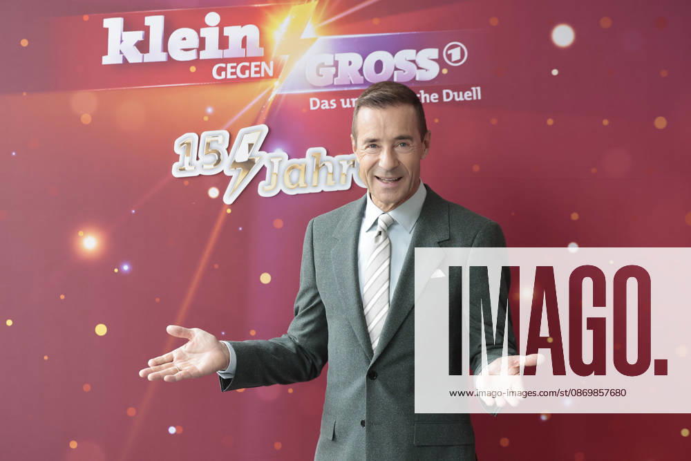 Kai Pflaume at the photo call for the 15th-anniversary episode of the ARD show *Klein gegen Gross: Das unglaubliche Duell* on October 18, 2026, in Berlin. Kai Pflaume attends the photo call for the 15th-anniversary episode of the ARD show *Klein gegen Gross: Das unglaublichehe Duell on October 18, 2026, in Berlin, Germany. 15th-anniversary photo call for Kle