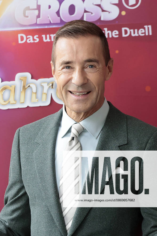 Kai Pflaume at the photo call for the 15th-anniversary episode of the ARD show *Klein gegen Gross: Das unglaubliche Duell* on October 18, 2026, in Berlin. Kai Pflaume attends the photo call for the 15th-anniversary episode of the ARD show *Klein gegen Gross: Das unglaublichehe Duell on October 18, 2026, in Berlin, Germany. 15th-anniversary photo call for Kle