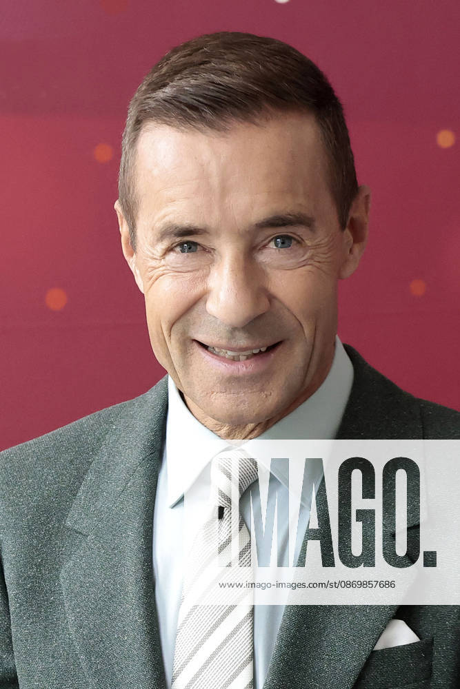 Kai Pflaume at the photo call for the 15th-anniversary episode of the ARD show *Klein gegen Gross: Das unglaubliche Duell* on October 18, 2026, in Berlin. Kai Pflaume attends the photo call for the 15th-anniversary episode of the ARD show *Klein gegen Gross: Das unglaublichehe Duell on October 18, 2026, in Berlin, Germany. 15th-anniversary photo call for Kle