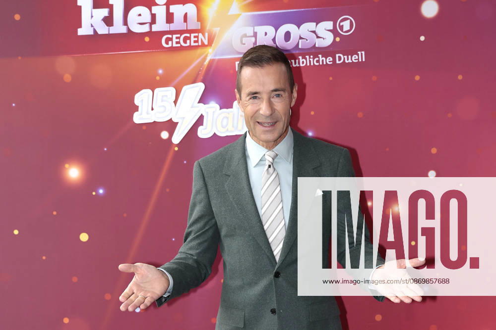 Kai Pflaume at the photo call for the 15th-anniversary episode of the ARD show *Klein gegen Gross: Das unglaubliche Duell* on October 18, 2026, in Berlin. Kai Pflaume attends the photo call for the 15th-anniversary episode of the ARD show *Klein gegen Gross: Das unglaublichehe Duell on October 18, 2026, in Berlin, Germany. 15th-anniversary photo call for Kle