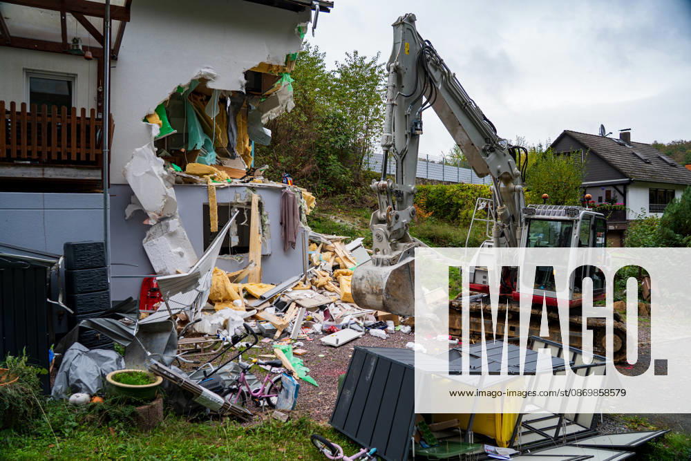 Bagger beschädigt Wohnhaus in Bonsweiher 44-Jähriger festgenommen Am Sonntagmorgen (18. Oktober) hat ein 44-jähriger Mann mit einem Bagger ein Wohnhaus in der Alten Landstraße beschädigt. Dabei stürzte ein Teil der Fassade ein. Gegen 9.40 Uhr alarmierte eine Bewohnerin die Polizei, nachdem sie beobachtet hatte, wie der Mann mit der Baggerschaufel gegen die Hauswand fuhr. Hierdurch entstand erheblicher Schaden an dem Gebäude. Die Bewohner konnten das Haus rechtzeitig verlassen und blieben unverletzt. Die Polizei nahm den 44-jährigen Tatverdächtigen noch vor Ort fest. Aufgrund seines Gesundheitszustands wurde er anschließend in eine Fachklinik eingeliefert. Neben der Polizei waren auch die Feuerwehr und der Rettungsdienst im Ein
