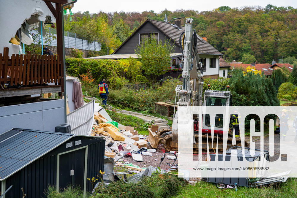 Bagger beschädigt Wohnhaus in Bonsweiher 44-Jähriger festgenommen Am Sonntagmorgen (18. Oktober) hat ein 44-jähriger Mann mit einem Bagger ein Wohnhaus in der Alten Landstraße beschädigt. Dabei stürzte ein Teil der Fassade ein. Gegen 9.40 Uhr alarmierte eine Bewohnerin die Polizei, nachdem sie beobachtet hatte, wie der Mann mit der Baggerschaufel gegen die Hauswand fuhr. Hierdurch entstand erheblicher Schaden an dem Gebäude. Die Bewohner konnten das Haus rechtzeitig verlassen und blieben unverletzt. Die Polizei nahm den 44-jährigen Tatverdächtigen noch vor Ort fest. Aufgrund seines Gesundheitszustands wurde er anschließend in eine Fachklinik eingeliefert. Neben der Polizei waren auch die Feuerwehr und der Rettungsdienst im Ein