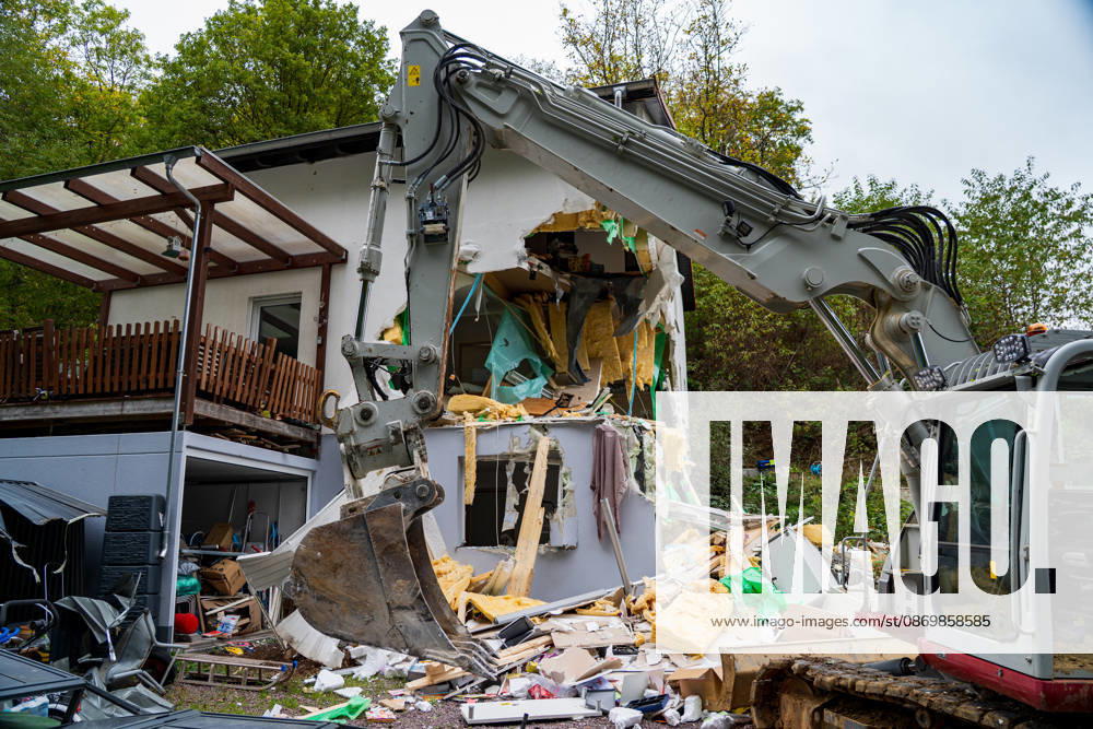 Bagger beschädigt Wohnhaus in Bonsweiher 44-Jähriger festgenommen Am Sonntagmorgen (18. Oktober) hat ein 44-jähriger Mann mit einem Bagger ein Wohnhaus in der Alten Landstraße beschädigt. Dabei stürzte ein Teil der Fassade ein. Gegen 9.40 Uhr alarmierte eine Bewohnerin die Polizei, nachdem sie beobachtet hatte, wie der Mann mit der Baggerschaufel gegen die Hauswand fuhr. Hierdurch entstand erheblicher Schaden an dem Gebäude. Die Bewohner konnten das Haus rechtzeitig verlassen und blieben unverletzt. Die Polizei nahm den 44-jährigen Tatverdächtigen noch vor Ort fest. Aufgrund seines Gesundheitszustands wurde er anschließend in eine Fachklinik eingeliefert. Neben der Polizei waren auch die Feuerwehr und der Rettungsdienst im Ein
