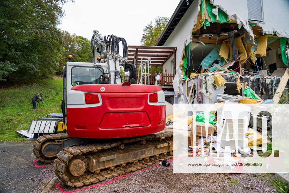 Bagger beschädigt Wohnhaus in Bonsweiher 44-Jähriger festgenommen Am Sonntagmorgen (18. Oktober) hat ein 44-jähriger Mann mit einem Bagger ein Wohnhaus in der Alten Landstraße beschädigt. Dabei stürzte ein Teil der Fassade ein. Gegen 9.40 Uhr alarmierte eine Bewohnerin die Polizei, nachdem sie beobachtet hatte, wie der Mann mit der Baggerschaufel gegen die Hauswand fuhr. Hierdurch entstand erheblicher Schaden an dem Gebäude. Die Bewohner konnten das Haus rechtzeitig verlassen und blieben unverletzt. Die Polizei nahm den 44-jährigen Tatverdächtigen noch vor Ort fest. Aufgrund seines Gesundheitszustands wurde er anschließend in eine Fachklinik eingeliefert. Neben der Polizei waren auch die Feuerwehr und der Rettungsdienst im Ein