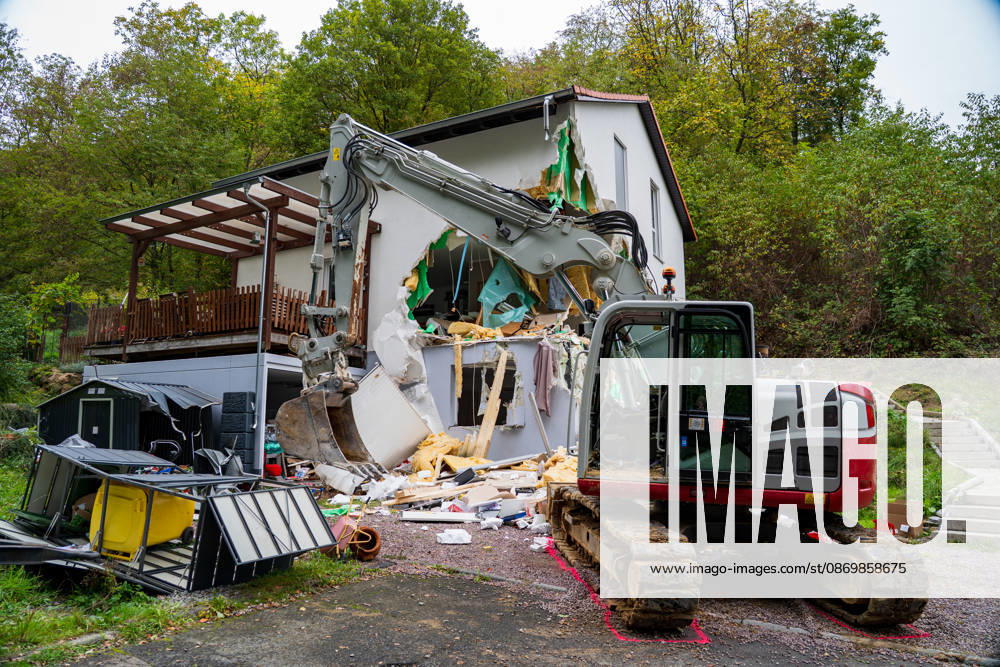 Bagger beschädigt Wohnhaus in Bonsweiher 44-Jähriger festgenommen Am Sonntagmorgen (18. Oktober) hat ein 44-jähriger Mann mit einem Bagger ein Wohnhaus in der Alten Landstraße beschädigt. Dabei stürzte ein Teil der Fassade ein. Gegen 9.40 Uhr alarmierte eine Bewohnerin die Polizei, nachdem sie beobachtet hatte, wie der Mann mit der Baggerschaufel gegen die Hauswand fuhr. Hierdurch entstand erheblicher Schaden an dem Gebäude. Die Bewohner konnten das Haus rechtzeitig verlassen und blieben unverletzt. Die Polizei nahm den 44-jährigen Tatverdächtigen noch vor Ort fest. Aufgrund seines Gesundheitszustands wurde er anschließend in eine Fachklinik eingeliefert. Neben der Polizei waren auch die Feuerwehr und der Rettungsdienst im Ein