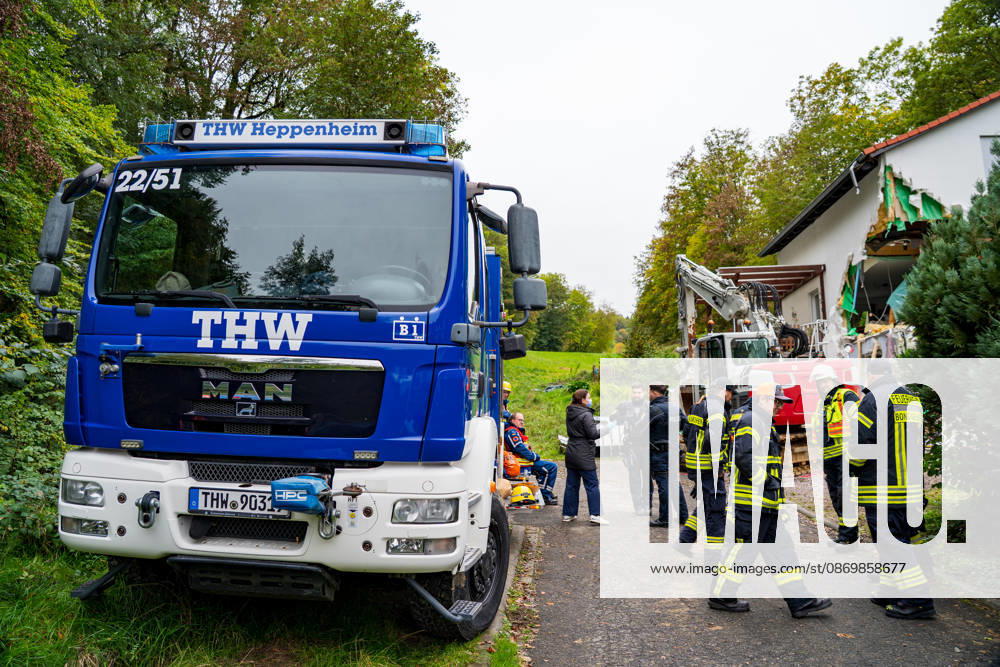 Bagger beschädigt Wohnhaus in Bonsweiher 44-Jähriger festgenommen Am Sonntagmorgen (18. Oktober) hat ein 44-jähriger Mann mit einem Bagger ein Wohnhaus in der Alten Landstraße beschädigt. Dabei stürzte ein Teil der Fassade ein. Gegen 9.40 Uhr alarmierte eine Bewohnerin die Polizei, nachdem sie beobachtet hatte, wie der Mann mit der Baggerschaufel gegen die Hauswand fuhr. Hierdurch entstand erheblicher Schaden an dem Gebäude. Die Bewohner konnten das Haus rechtzeitig verlassen und blieben unverletzt. Die Polizei nahm den 44-jährigen Tatverdächtigen noch vor Ort fest. Aufgrund seines Gesundheitszustands wurde er anschließend in eine Fachklinik eingeliefert. Neben der Polizei waren auch die Feuerwehr und der Rettungsdienst im Ein