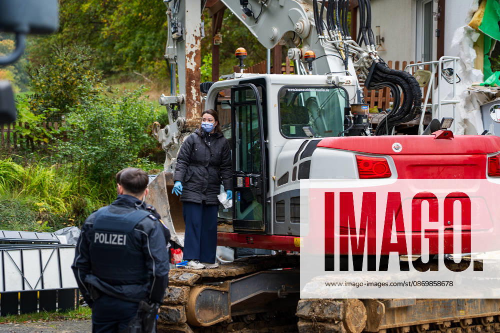 Bagger beschädigt Wohnhaus in Bonsweiher 44-Jähriger festgenommen Am Sonntagmorgen (18. Oktober) hat ein 44-jähriger Mann mit einem Bagger ein Wohnhaus in der Alten Landstraße beschädigt. Dabei stürzte ein Teil der Fassade ein. Gegen 9.40 Uhr alarmierte eine Bewohnerin die Polizei, nachdem sie beobachtet hatte, wie der Mann mit der Baggerschaufel gegen die Hauswand fuhr. Hierdurch entstand erheblicher Schaden an dem Gebäude. Die Bewohner konnten das Haus rechtzeitig verlassen und blieben unverletzt. Die Polizei nahm den 44-jährigen Tatverdächtigen noch vor Ort fest. Aufgrund seines Gesundheitszustands wurde er anschließend in eine Fachklinik eingeliefert. Neben der Polizei waren auch die Feuerwehr und der Rettungsdienst im Ein