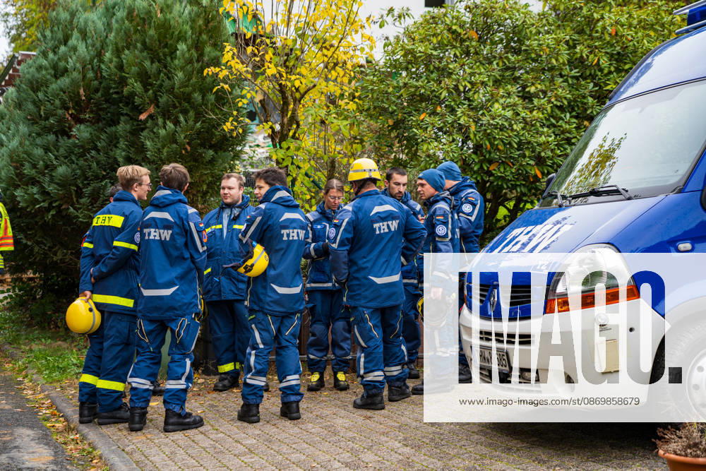 Bagger beschädigt Wohnhaus in Bonsweiher 44-Jähriger festgenommen Am Sonntagmorgen (18. Oktober) hat ein 44-jähriger Mann mit einem Bagger ein Wohnhaus in der Alten Landstraße beschädigt. Dabei stürzte ein Teil der Fassade ein. Gegen 9.40 Uhr alarmierte eine Bewohnerin die Polizei, nachdem sie beobachtet hatte, wie der Mann mit der Baggerschaufel gegen die Hauswand fuhr. Hierdurch entstand erheblicher Schaden an dem Gebäude. Die Bewohner konnten das Haus rechtzeitig verlassen und blieben unverletzt. Die Polizei nahm den 44-jährigen Tatverdächtigen noch vor Ort fest. Aufgrund seines Gesundheitszustands wurde er anschließend in eine Fachklinik eingeliefert. Neben der Polizei waren auch die Feuerwehr und der Rettungsdienst im Ein