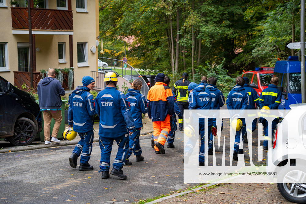 Bagger beschädigt Wohnhaus in Bonsweiher 44-Jähriger festgenommen Am Sonntagmorgen (18. Oktober) hat ein 44-jähriger Mann mit einem Bagger ein Wohnhaus in der Alten Landstraße beschädigt. Dabei stürzte ein Teil der Fassade ein. Gegen 9.40 Uhr alarmierte eine Bewohnerin die Polizei, nachdem sie beobachtet hatte, wie der Mann mit der Baggerschaufel gegen die Hauswand fuhr. Hierdurch entstand erheblicher Schaden an dem Gebäude. Die Bewohner konnten das Haus rechtzeitig verlassen und blieben unverletzt. Die Polizei nahm den 44-jährigen Tatverdächtigen noch vor Ort fest. Aufgrund seines Gesundheitszustands wurde er anschließend in eine Fachklinik eingeliefert. Neben der Polizei waren auch die Feuerwehr und der Rettungsdienst im Ein