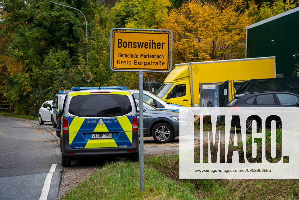 Bagger beschädigt Wohnhaus in Bonsweiher 44-Jähriger festgenommen Am Sonntagmorgen (18. Oktober) hat ein 44-jähriger Mann mit einem Bagger ein Wohnhaus in der Alten Landstraße beschädigt. Dabei stürzte ein Teil der Fassade ein. Gegen 9.40 Uhr alarmierte eine Bewohnerin die Polizei, nachdem sie beobachtet hatte, wie der Mann mit der Baggerschaufel gegen die Hauswand fuhr. Hierdurch entstand erheblicher Schaden an dem Gebäude. Die Bewohner konnten das Haus rechtzeitig verlassen und blieben unverletzt. Die Polizei nahm den 44-jährigen Tatverdächtigen noch vor Ort fest. Aufgrund seines Gesundheitszustands wurde er anschließend in eine Fachklinik eingeliefert. Neben der Polizei waren auch die Feuerwehr und der Rettungsdienst im Ein