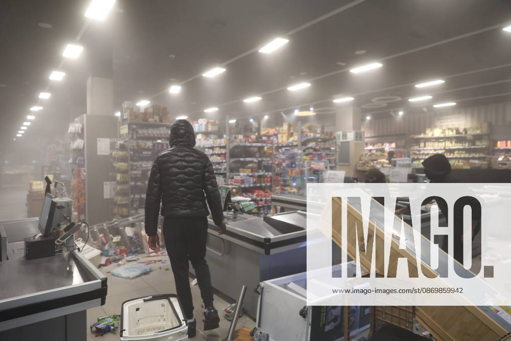 IPA89862208 - Milan: Clashes and looting by hooded youths continued in the city center the day after the demonstration on Saturday, the 17th; many hooded individuals were detained and taken to police headquarters.