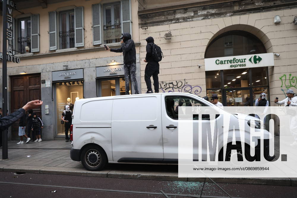 IPA89862220 - Milan: Clashes and looting by hooded youths continued in the city center the day after the demonstration on Saturday, the 17th; many hooded individuals were detained and taken to police headquarters.