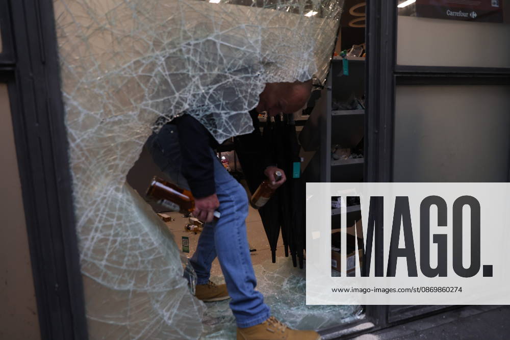 IPA89862212 - Milan: Clashes and looting by hooded youths continued in the city center the day after the demonstration on Saturday, the 17th; many hooded individuals were detained and taken to police headquarters.