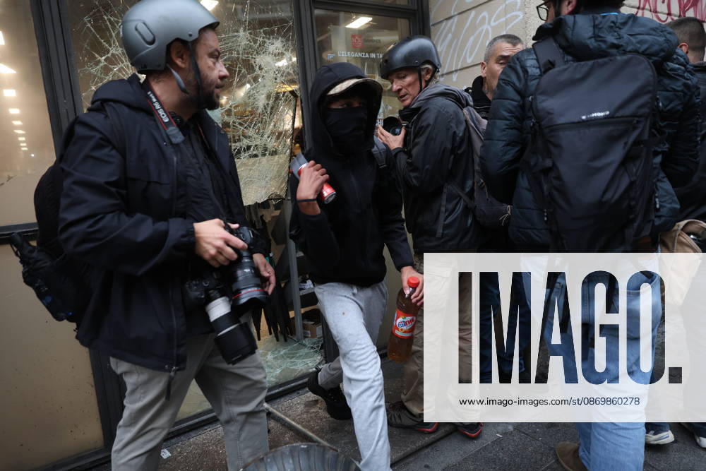 IPA89862216 - Milan: Clashes and looting by hooded youths continued in the city center the day after the demonstration on Saturday, the 17th; many hooded individuals were detained and taken to police headquarters.
