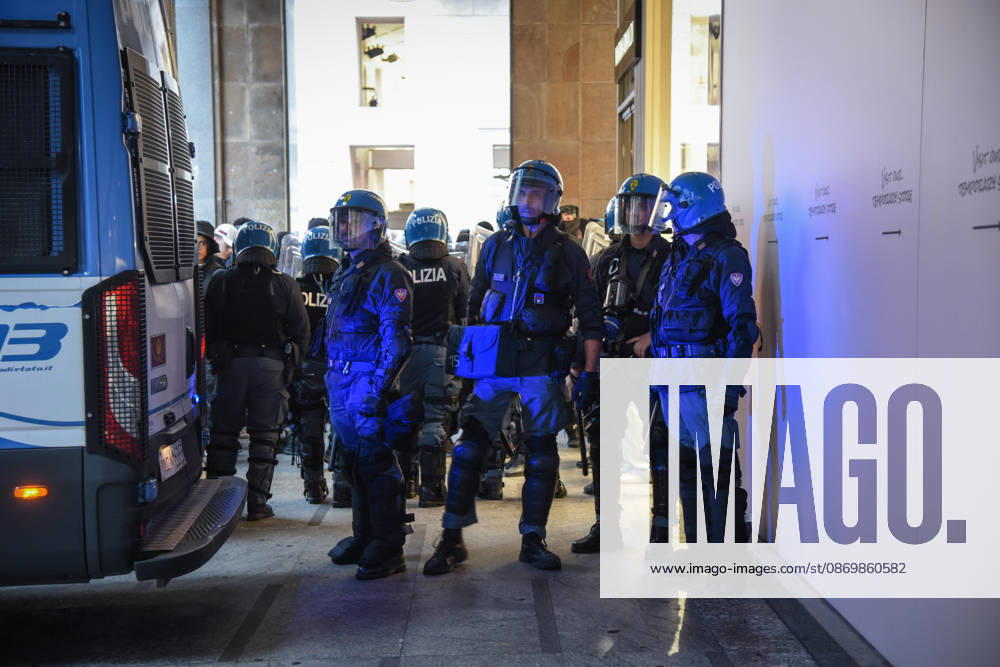 Milano, MI: Police checks and arrests were carried out in and around Piazza del Duomo, where a group of young protesters gathered the day after violent clashes with police, Milan, October 18, 2026. ANSA MATTEO CORNER Milano MI - ZUMAa110 20261018_zaf_a110_025
